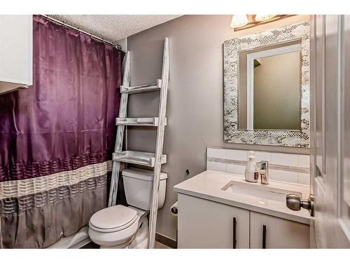 124 Shawinigan Drive Sw, Calgary, AB - Indoor Photo Showing Bathroom