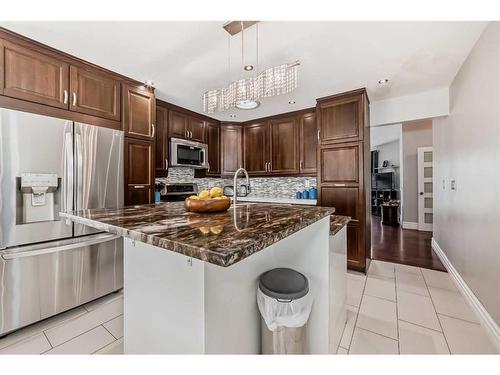 124 Shawinigan Drive Sw, Calgary, AB - Indoor Photo Showing Kitchen With Upgraded Kitchen