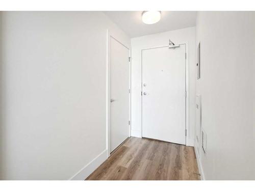 707-1087 2 Avenue Nw, Calgary, AB - Indoor Photo Showing Other Room