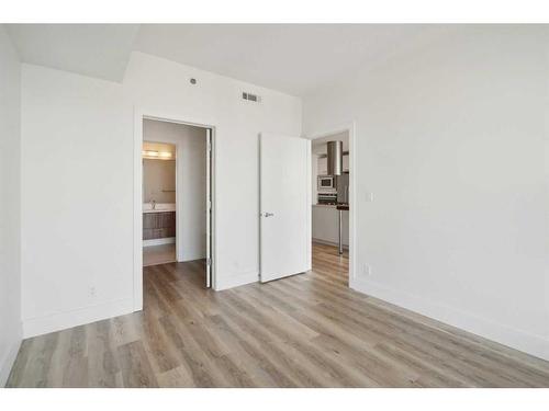 707-1087 2 Avenue Nw, Calgary, AB - Indoor Photo Showing Other Room