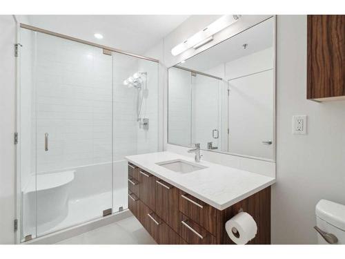 707-1087 2 Avenue Nw, Calgary, AB - Indoor Photo Showing Bathroom