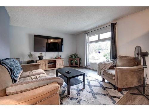 95 Falton Way Ne, Calgary, AB - Indoor Photo Showing Living Room