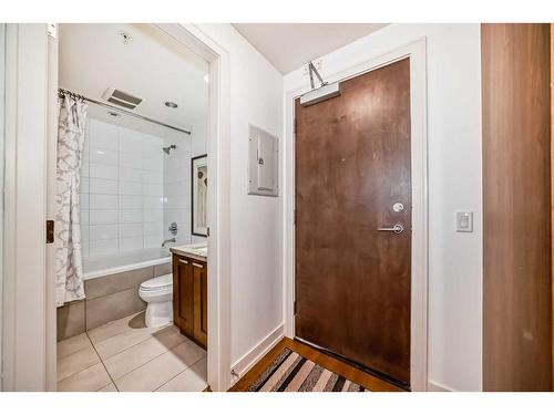 1726-222 Riverfront Avenue Sw, Calgary, AB - Indoor Photo Showing Bathroom