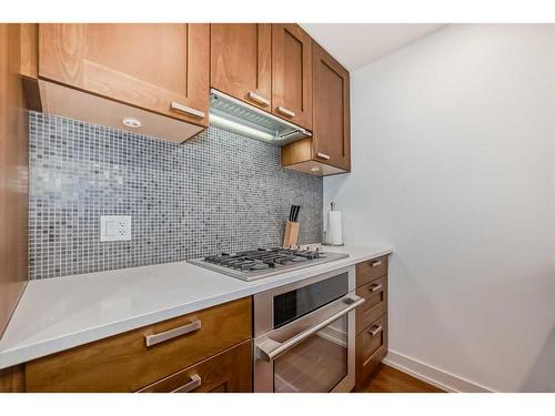 1726-222 Riverfront Avenue Sw, Calgary, AB - Indoor Photo Showing Kitchen With Upgraded Kitchen