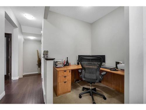 61 Sherwood Heights Nw, Calgary, AB - Indoor Photo Showing Other Room
