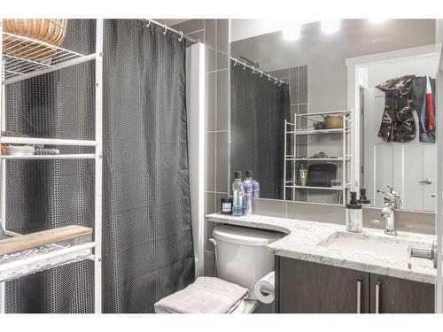 1559 Symons Valley Parkway Nw, Calgary, AB - Indoor Photo Showing Bathroom