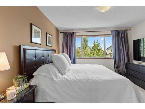 68 Cranfield Gardens Se, Calgary, AB - Indoor Photo Showing Bedroom