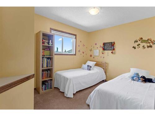 68 Cranfield Gardens Se, Calgary, AB - Indoor Photo Showing Bedroom