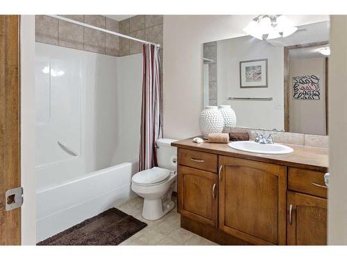 68 Cranfield Gardens Se, Calgary, AB - Indoor Photo Showing Bathroom