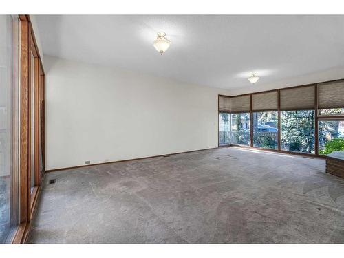 43 Pineland Close Ne, Calgary, AB - Indoor Photo Showing Living Room