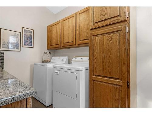 43 Pineland Close Ne, Calgary, AB - Indoor Photo Showing Bathroom