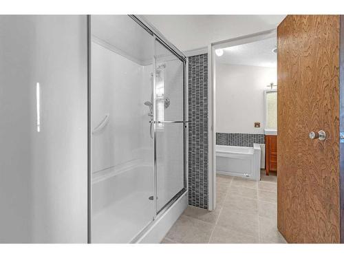 43 Pineland Close Ne, Calgary, AB - Indoor Photo Showing Bathroom