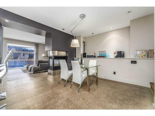 B-1312 Gladstone Road Nw, Calgary, AB - Indoor Photo Showing Bathroom