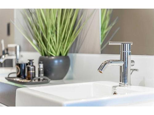 B-1312 Gladstone Road Nw, Calgary, AB - Indoor Photo Showing Bathroom