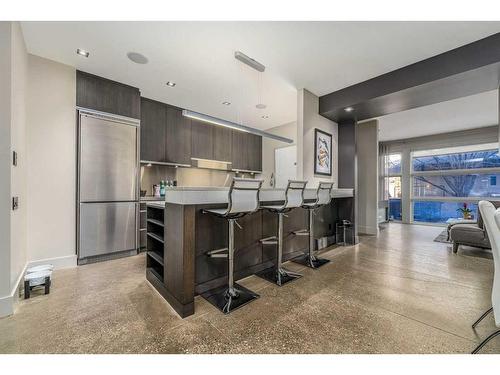 B-1312 Gladstone Road Nw, Calgary, AB - Indoor Photo Showing Living Room