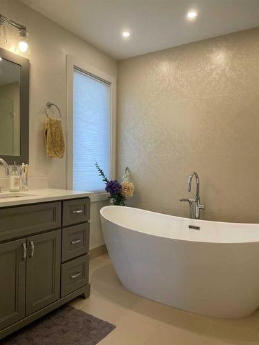 65 Shawnee Crescent Sw, Calgary, AB - Indoor Photo Showing Bathroom