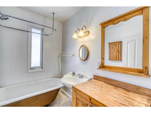 1816 27 Avenue Sw, Calgary, AB - Indoor Photo Showing Bathroom