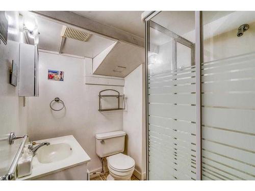 1816 27 Avenue Sw, Calgary, AB - Indoor Photo Showing Bathroom