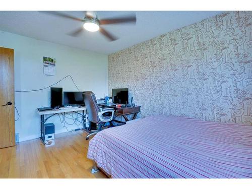 42 Lake Ere Estates, Chestermere, AB - Indoor Photo Showing Bedroom