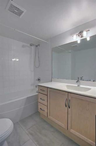 279-86 Glamis Green Sw, Calgary, AB - Indoor Photo Showing Bathroom