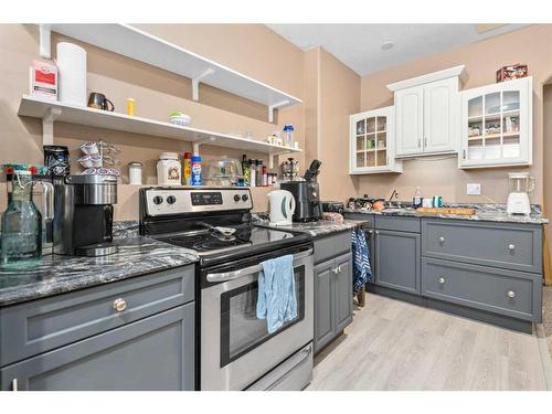 27 Ratcliffe Street, Red Deer, AB - Indoor Photo Showing Kitchen