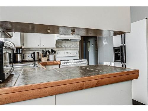 25 Rossmount Road Sw, Calgary, AB - Indoor Photo Showing Kitchen