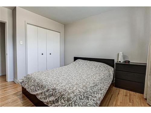 25 Rossmount Road Sw, Calgary, AB - Indoor Photo Showing Bedroom