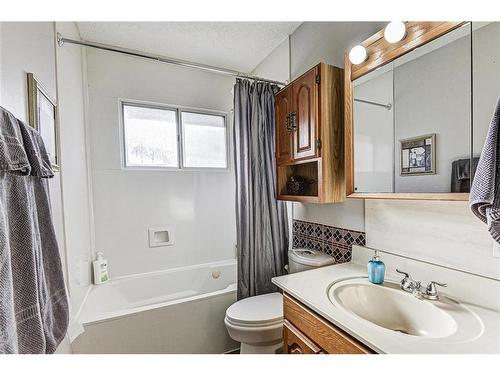 25 Rossmount Road Sw, Calgary, AB - Indoor Photo Showing Bathroom