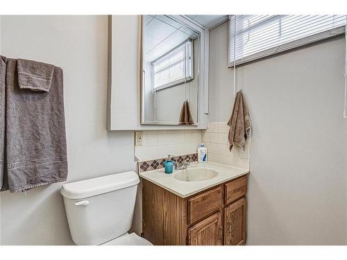 25 Rossmount Road Sw, Calgary, AB - Indoor Photo Showing Bathroom