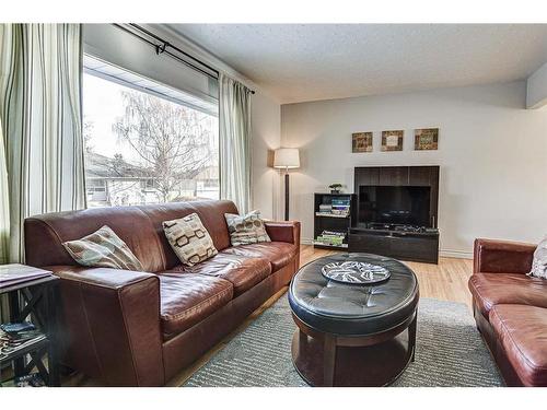 25 Rossmount Road Sw, Calgary, AB - Indoor Photo Showing Living Room