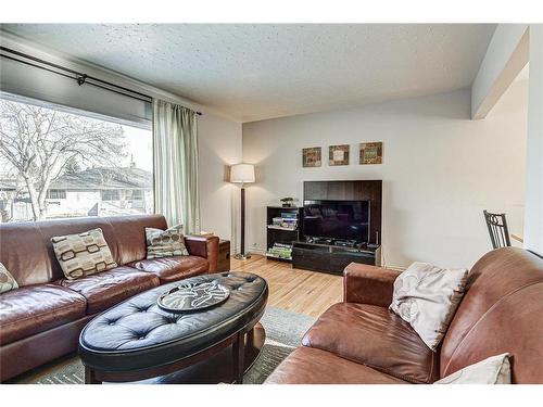 25 Rossmount Road Sw, Calgary, AB - Indoor Photo Showing Living Room