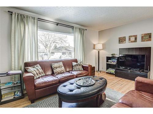 25 Rossmount Road Sw, Calgary, AB - Indoor Photo Showing Living Room