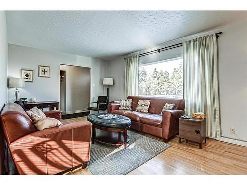 25 Rossmount Road Sw, Calgary, AB - Indoor Photo Showing Living Room