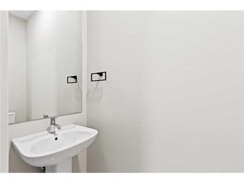 25 Stillwater Bay, Heritage Pointe, AB - Indoor Photo Showing Bathroom