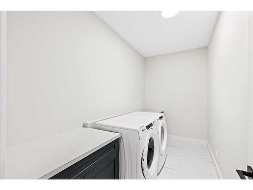 25 Stillwater Bay, Heritage Pointe, AB - Indoor Photo Showing Laundry Room