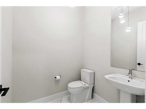 25 Stillwater Bay, Heritage Pointe, AB - Indoor Photo Showing Bathroom