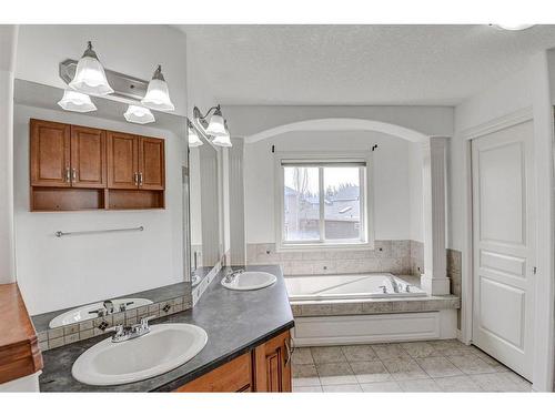 133 Evergreen Plaza Sw, Calgary, AB - Indoor Photo Showing Bathroom