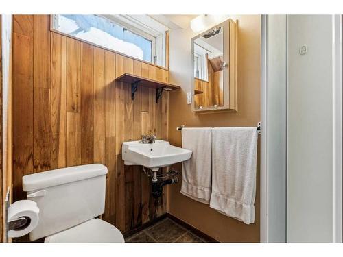 8247 4A Street Sw, Calgary, AB - Indoor Photo Showing Bathroom