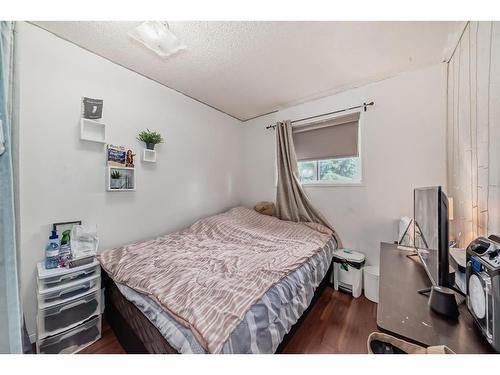 252 Shawinigan Drive Sw, Calgary, AB - Indoor Photo Showing Bedroom