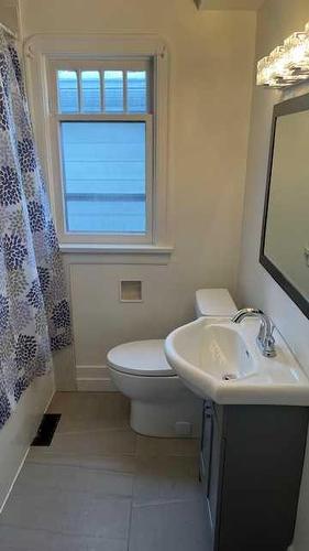 1402 4 Street Nw, Calgary, AB - Indoor Photo Showing Bathroom