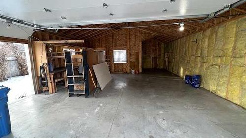 1402 4 Street Nw, Calgary, AB - Indoor Photo Showing Garage