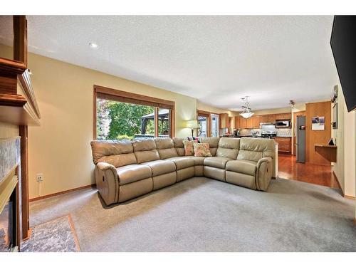 75 Schubert Hill Nw, Calgary, AB - Indoor Photo Showing Living Room