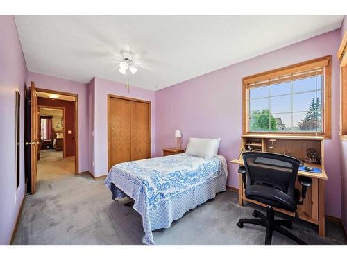 75 Schubert Hill Nw, Calgary, AB - Indoor Photo Showing Bedroom