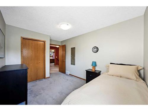 75 Schubert Hill Nw, Calgary, AB - Indoor Photo Showing Bedroom