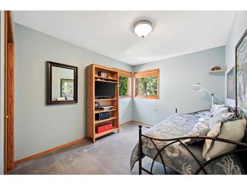 75 Schubert Hill Nw, Calgary, AB - Indoor Photo Showing Bedroom