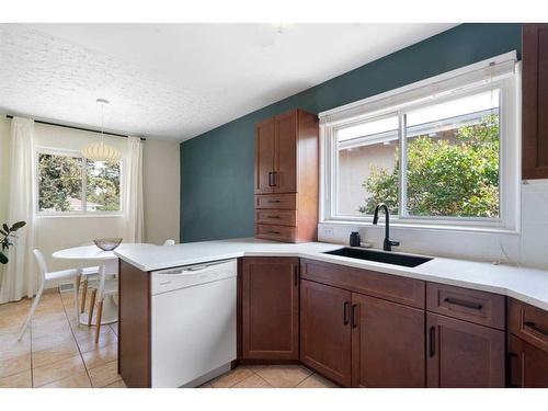 27 Sinclair Crescent Sw, Calgary, AB - Indoor Photo Showing Kitchen