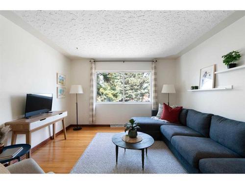 27 Sinclair Crescent Sw, Calgary, AB - Indoor Photo Showing Living Room