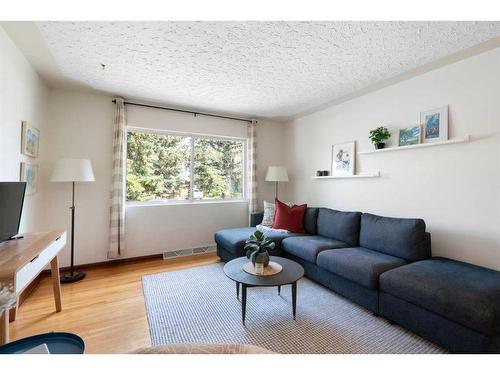 27 Sinclair Crescent Sw, Calgary, AB - Indoor Photo Showing Living Room