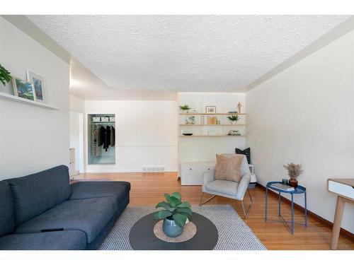 27 Sinclair Crescent Sw, Calgary, AB - Indoor Photo Showing Living Room