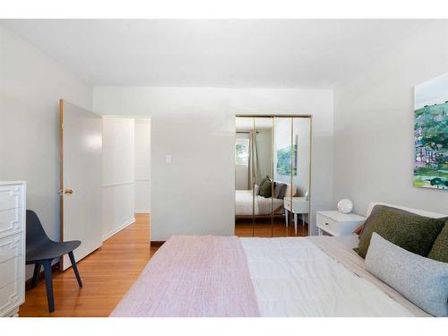 27 Sinclair Crescent Sw, Calgary, AB - Indoor Photo Showing Bedroom